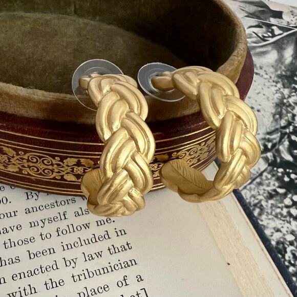 Vintage 80s TRIFARI Gold Braided Hoop Earrings Signed Push Back - Picture 4 of 7